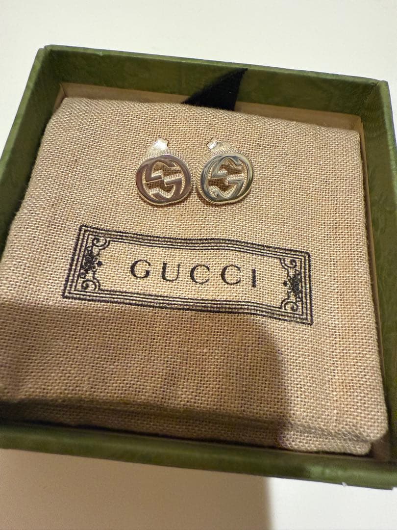 GUCCI シルバー ロゴ ピアス 箱付き